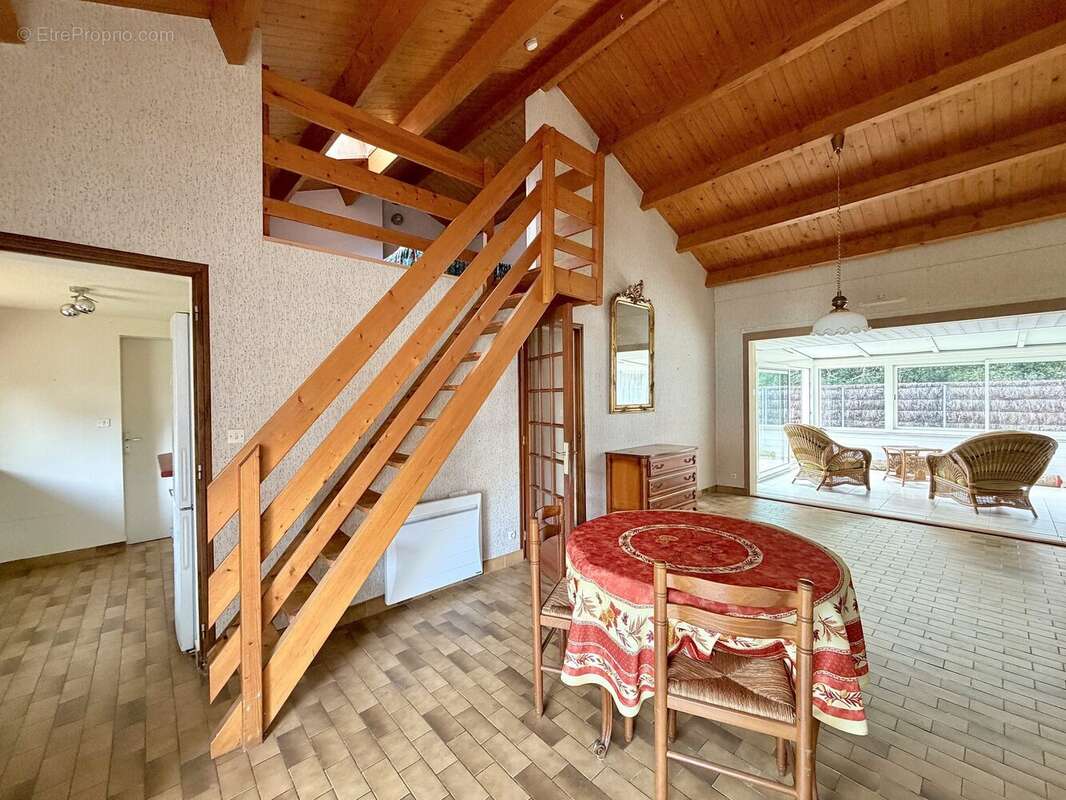 Séjour avec cheminée insert - Maison à SAINT-JEAN-DE-MONTS