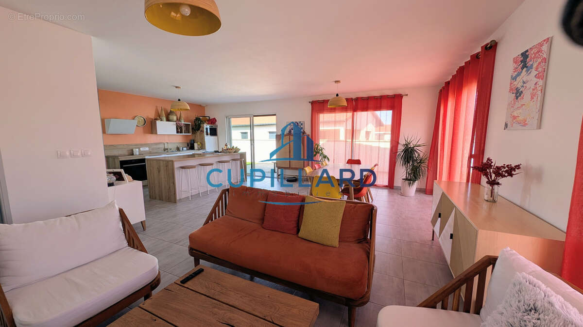 Maison à RENAISON