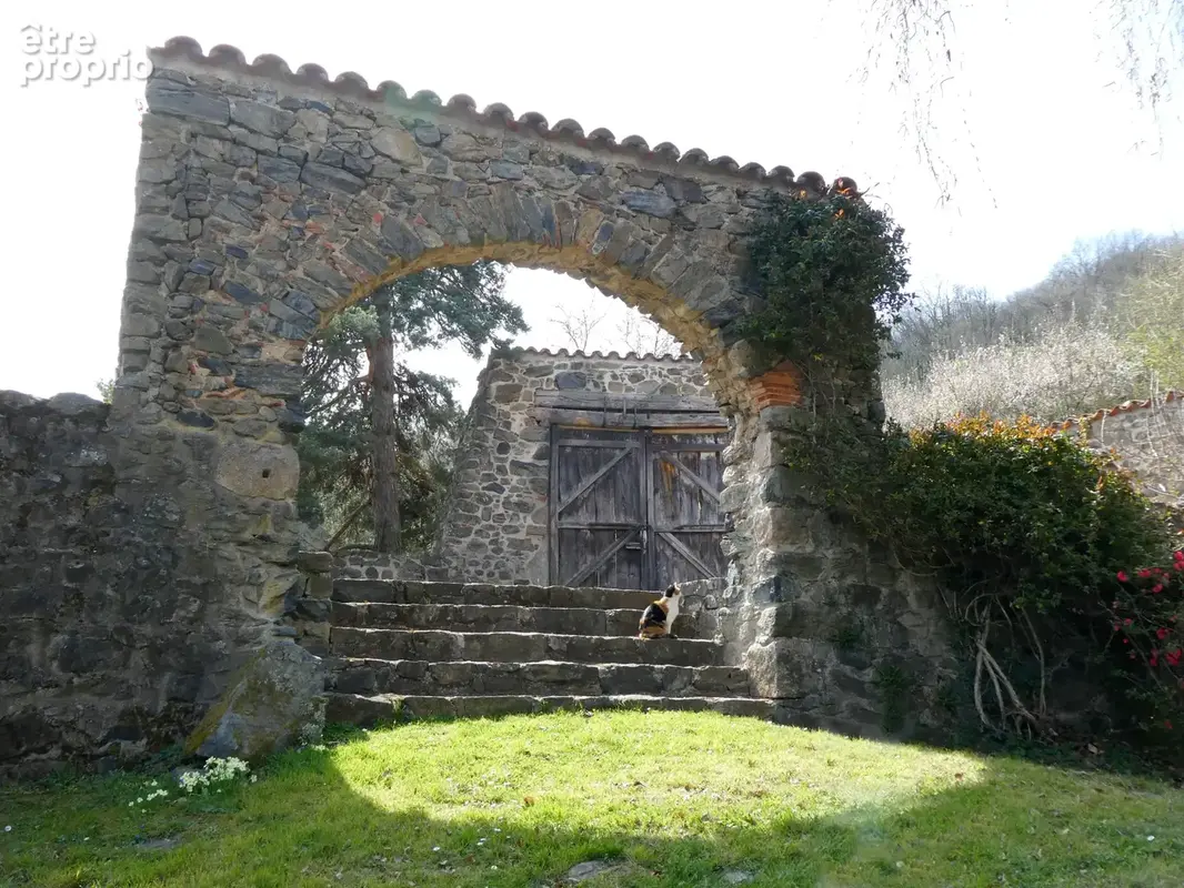 Un cachet et une situation hors du commun pour cette magnifique ferme des Monts du Lyonnais. - photo 6