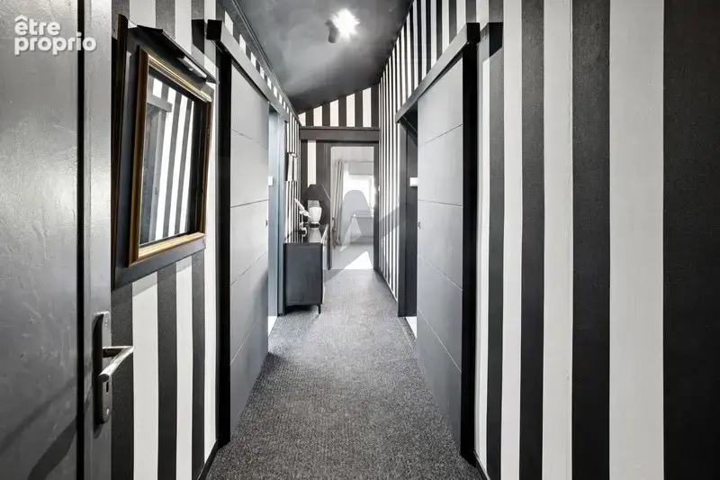 Champagne au Mont d’Or : maison familiale de 208 m2, 5 chambres, piscine, jardin paysager et terrasses. - photo 7