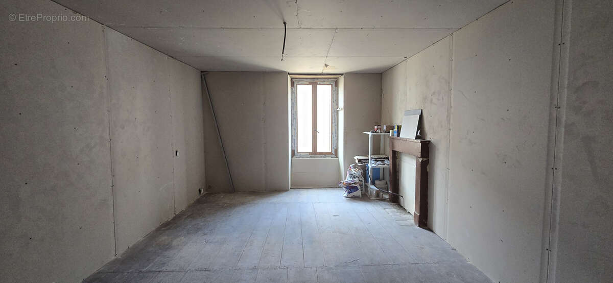 Maison de bourg à rénover avec dépendances, jardin et ruisseau - photo 4