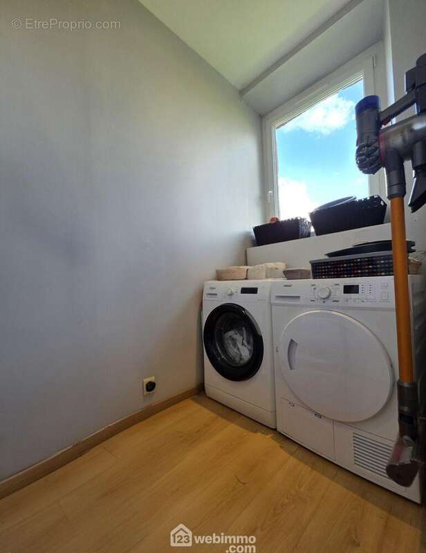 Une arrière-cuisine avec espace buanderie pratique au quotidien - Maison à VERNEUIL-SUR-SERRE