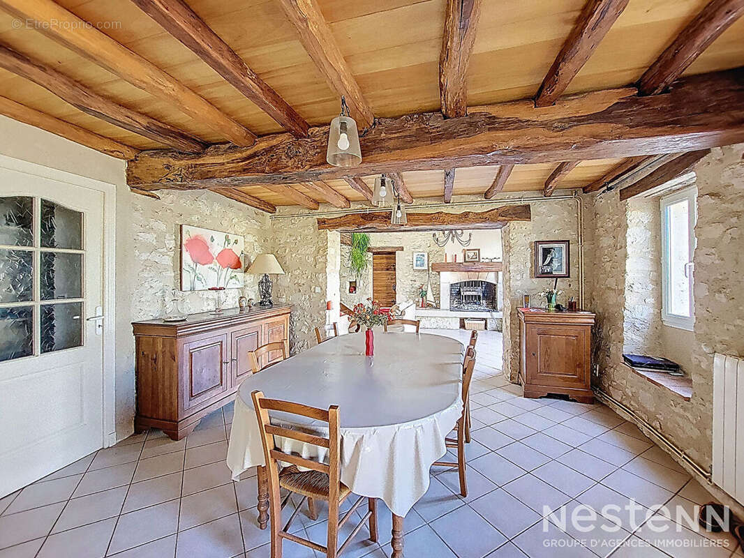 A Vendre Maison en pierre rénovée de 175 m² avec jardin et garage dans un hameau de Condom - photo 6