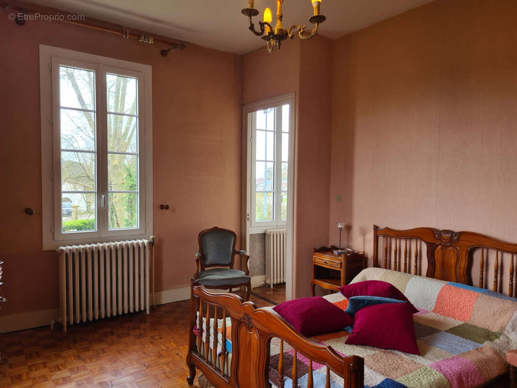 Maison à SAINT-MEDARD-DE-GUIZIERES