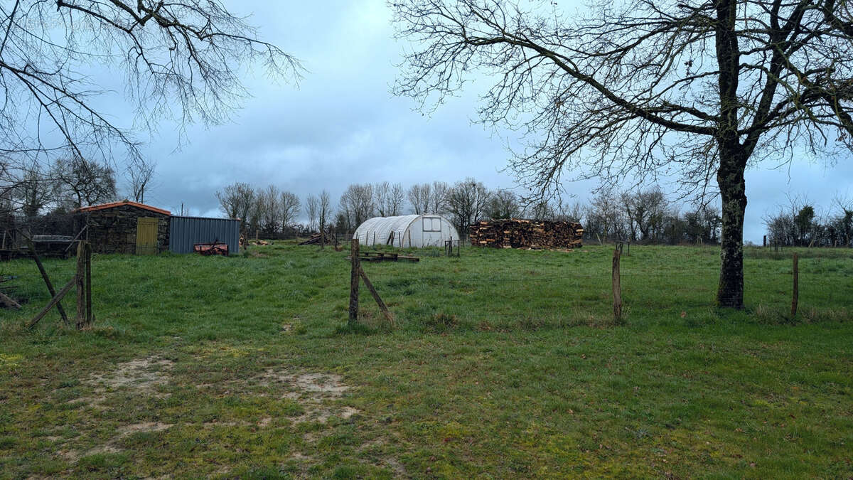 Parking à LES LANDES-GENUSSON
