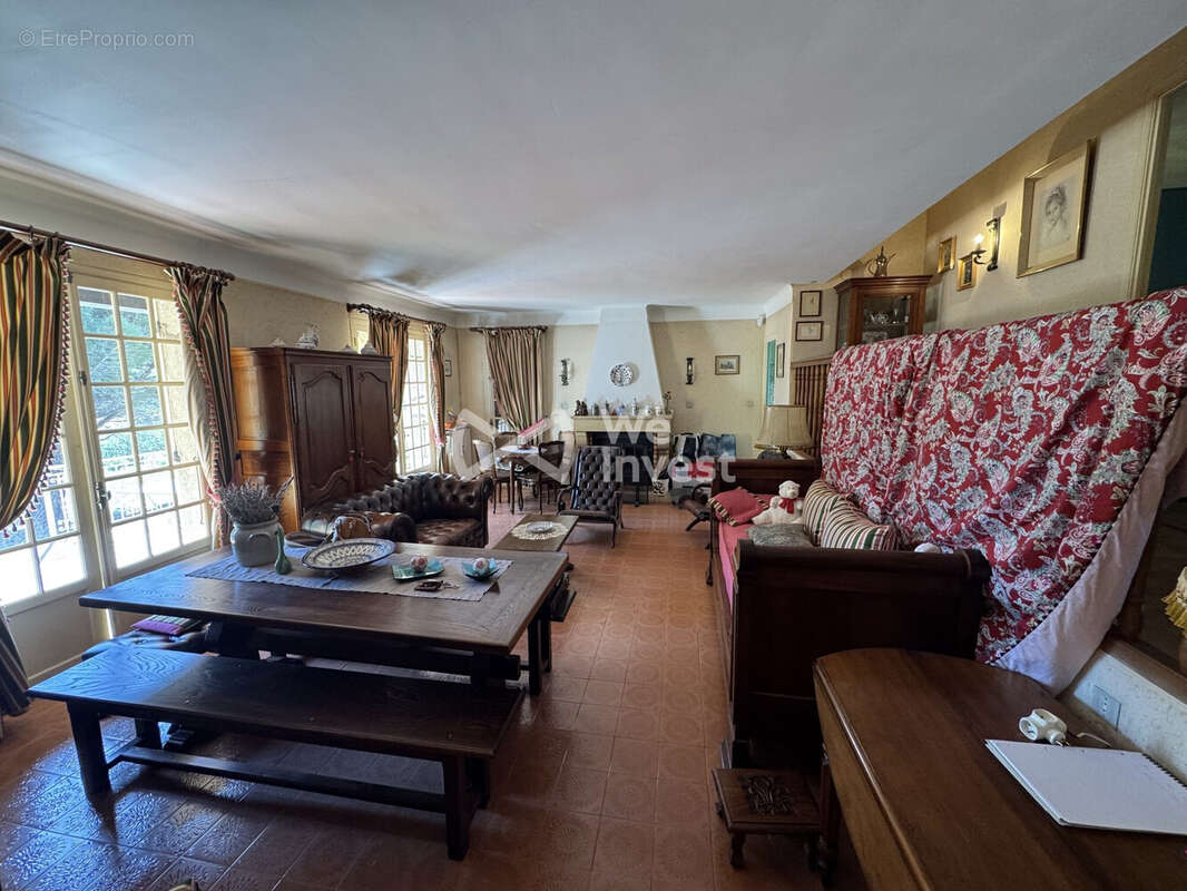 Maison à OPOUL-PERILLOS