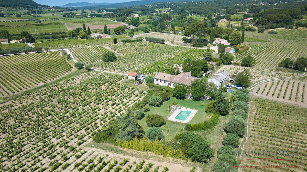 Vue aérienne de la propriété au coeur des vignes - Maison à LE CASTELLET