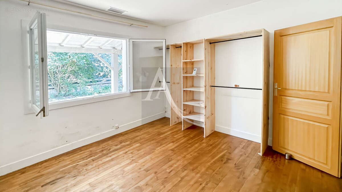 Maison avec dépendances, piscine et terrain plat - 3 chambres - 1 bureau - photo 14