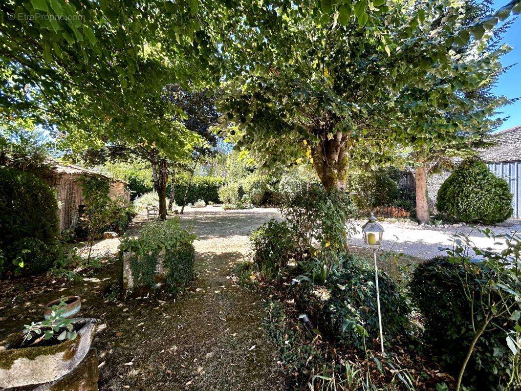 Maison en pierre de 186m2, dépendances et beau jardin - photo 15