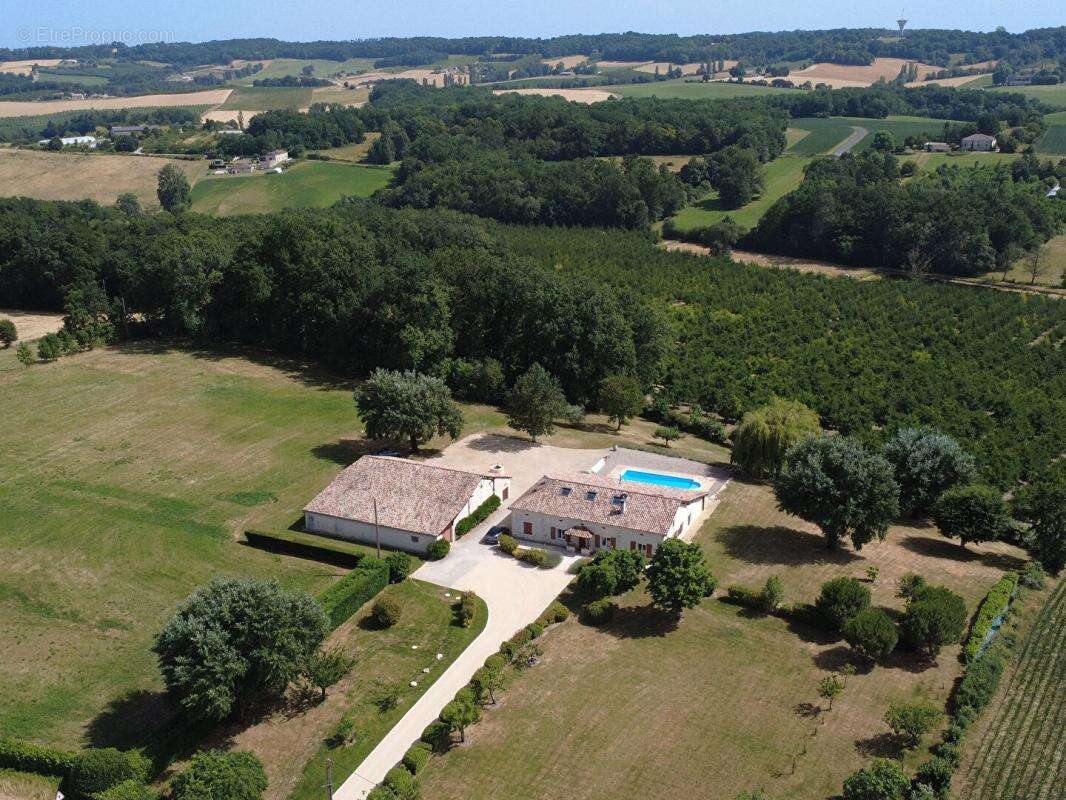 Superbe ferme rénovée avec soin avec piscine, grande grange et vues imprenables - photo 10