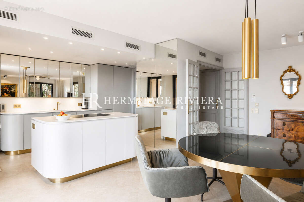 Salle à manger d'un penthouse à vendre à Cap-d'Ail