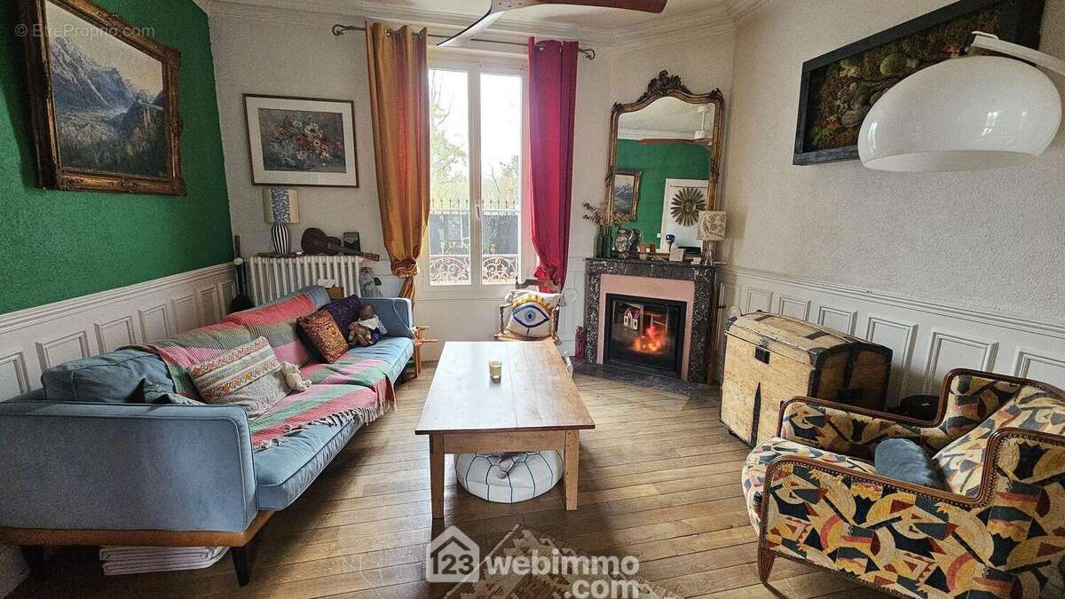 Un séjour cosy avec son insert cheminée. - Maison à GIRONVILLE-SUR-ESSONNE