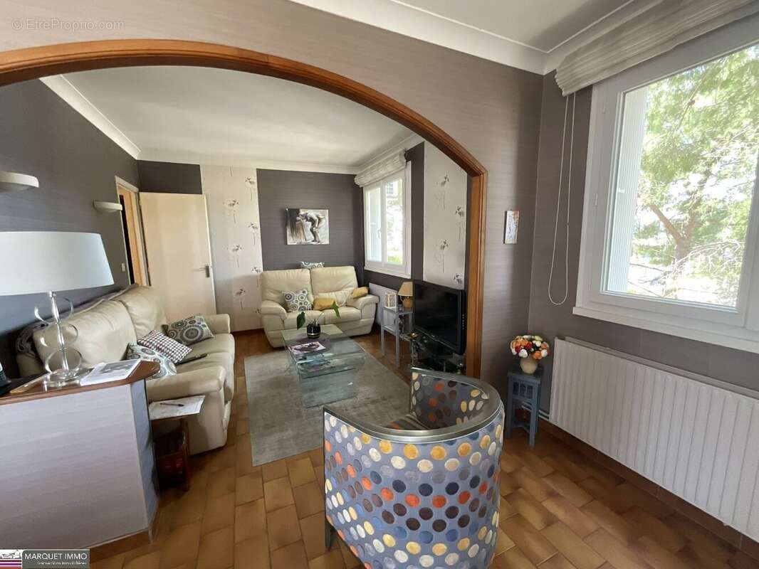 Volumineux appartement T3 + bureau offrant 95 m² au 1° étage d'un immeuble de 1976 bien entretenu avec cave et parking privatif. - photo 2