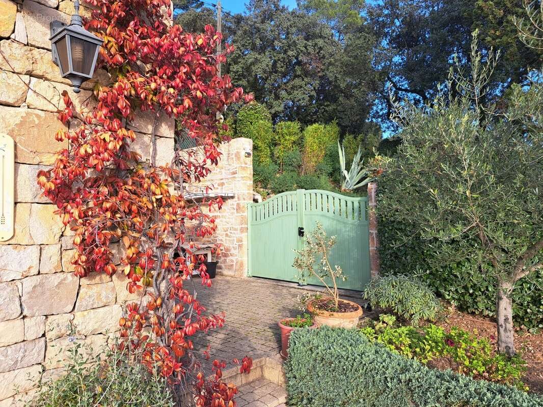 VAR (83) VINS SUR CARAMY, Magnifique Villa de charme de 163m² + studio 20m²et dépendances/1939m²avec piscine - photo 13
