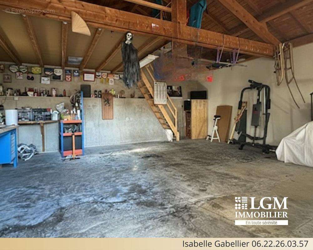 Maison à LE BREUIL-SUR-COUZE