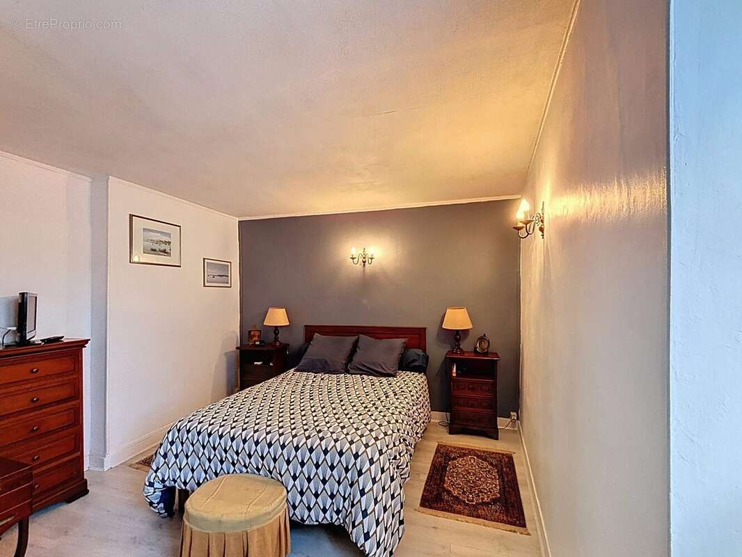 Chambre parquetée. - Appartement à CHATEAUFORT