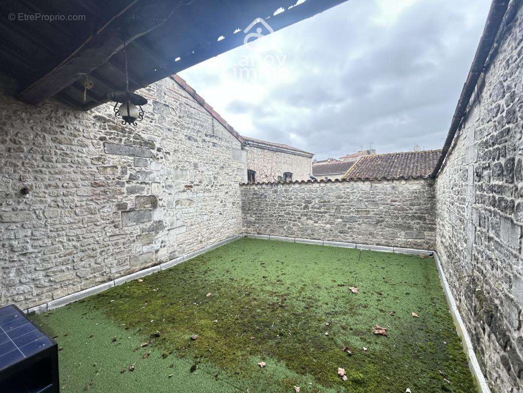 Jarnac centre, a vendre grande maison de ville sur les bords - photo 13