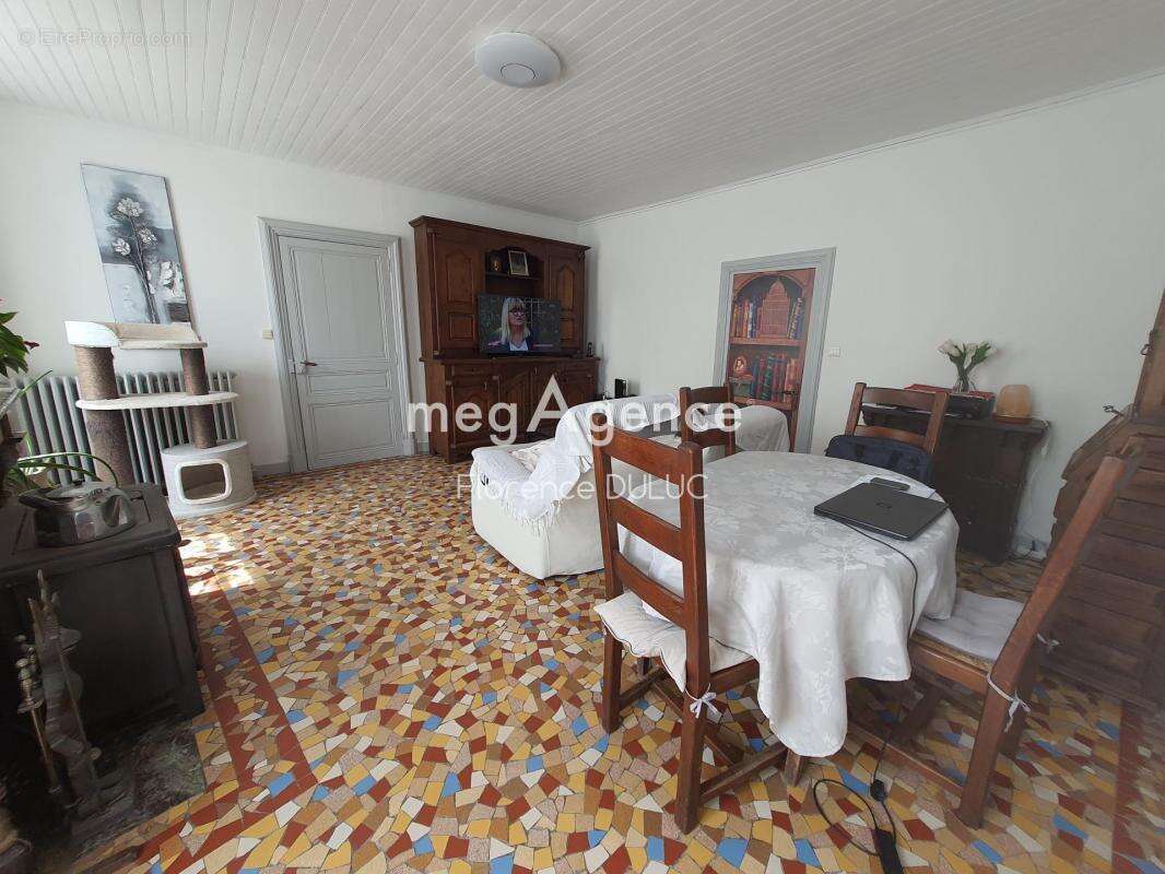 Maison à SAINT-JEAN-D'ANGELY