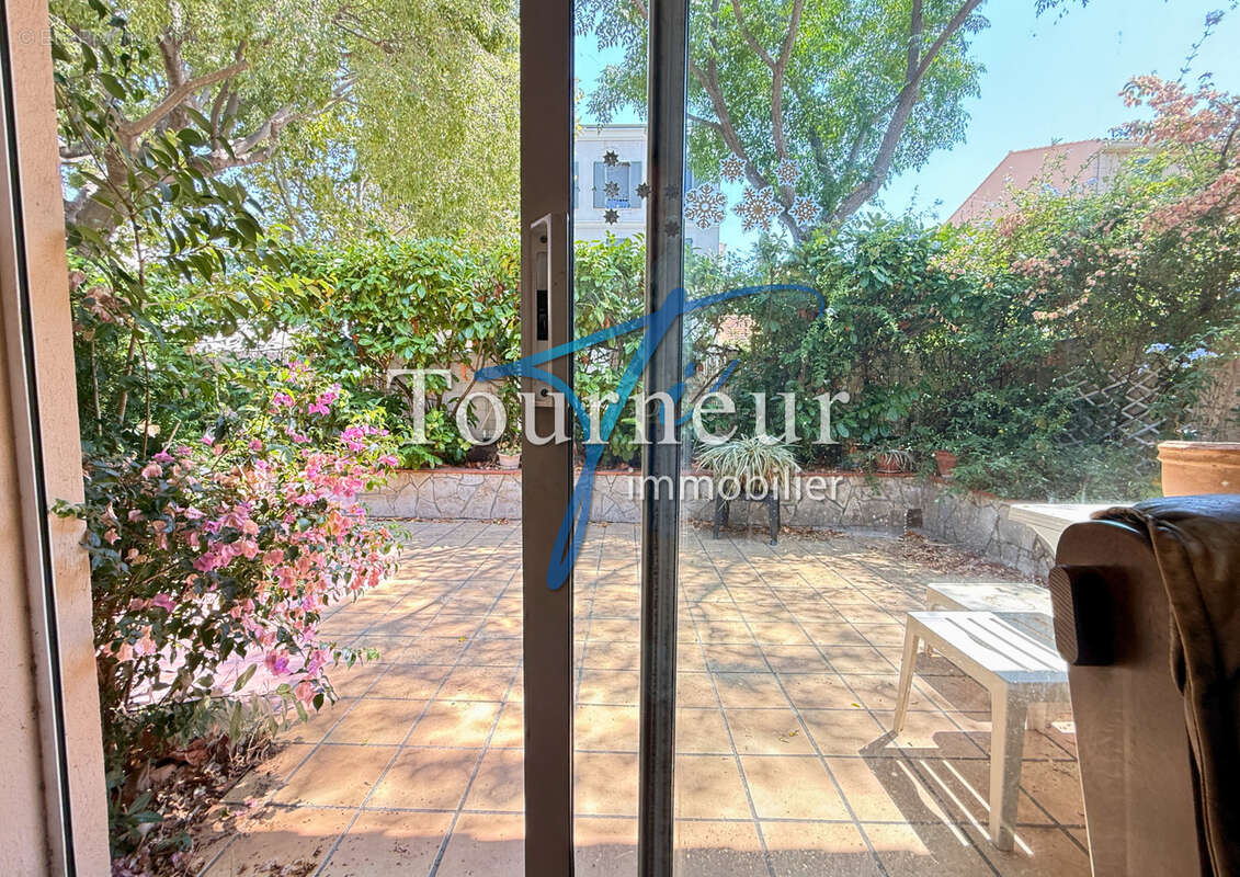 Tres rare sanary hypercentre villa traditionnelle de 183m2 divisee en deux grands appartements - photo 5