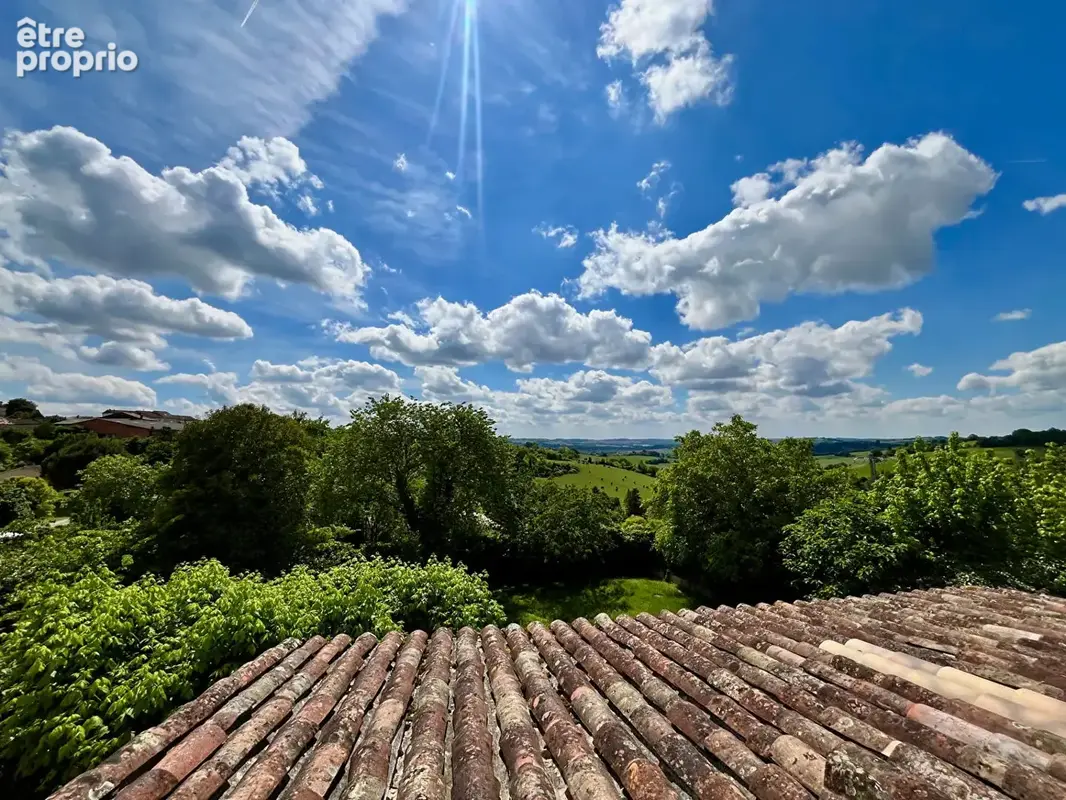 À Monclar, découvrez cette belle maison de maître en pierre de179 m²  datant des années 1820, sur un terrain d'environ 900 m², a - photo 2