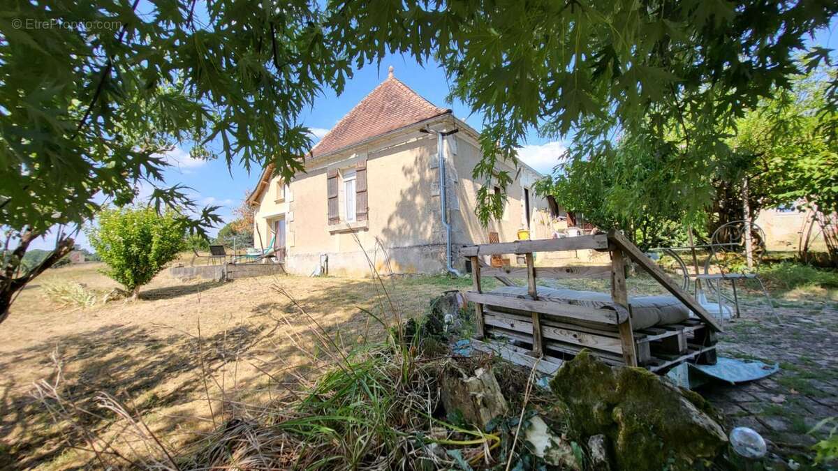 24140 Eyraud Crempse Maurens Maison ancienne en pierres  et petite grange sur parcelle de 3093 m² - photo 4