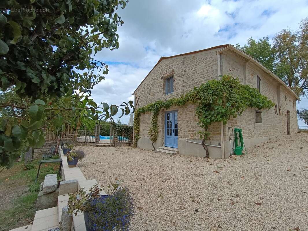 Charmante maison avec piscine et maison d'amis, proche Maillezais - photo 4