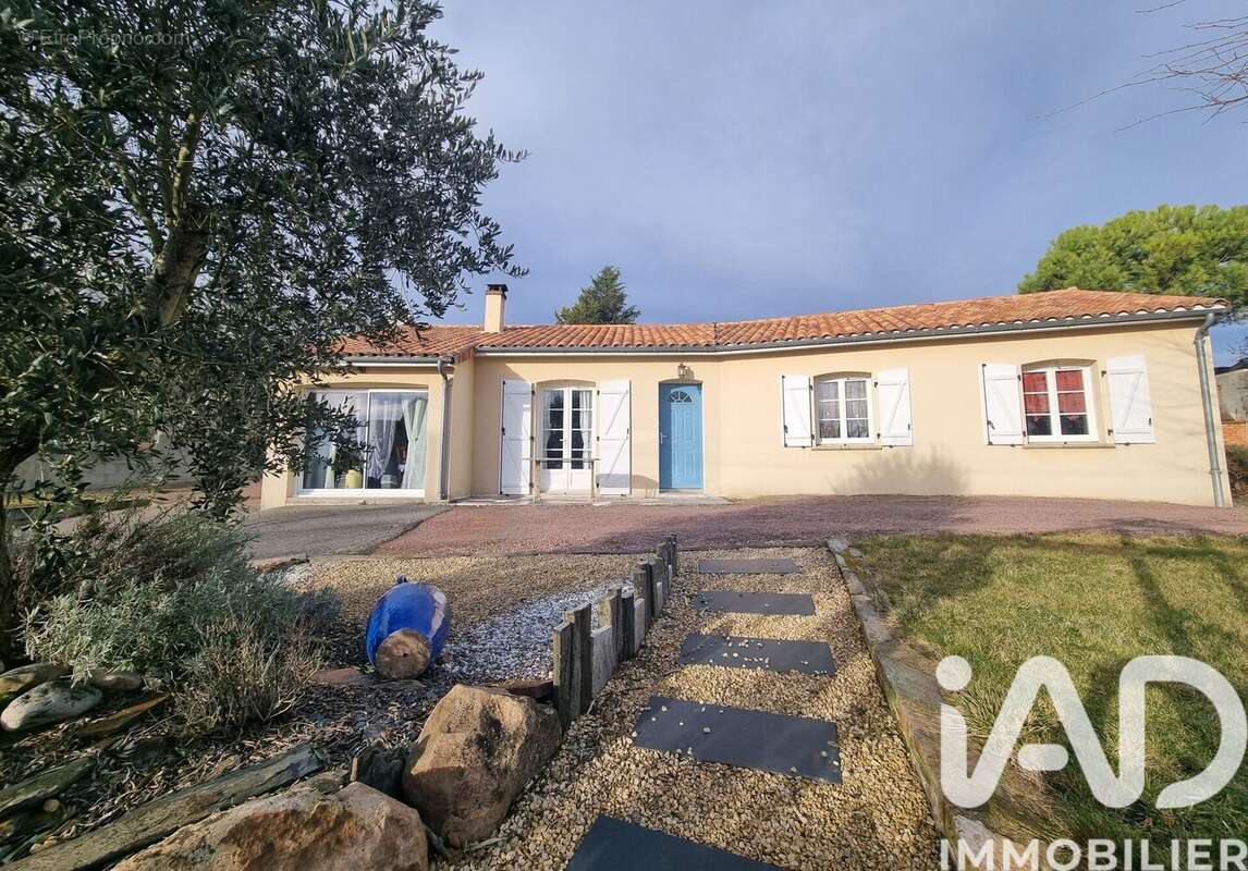 Photo 2 - Maison à LE PUY-NOTRE-DAME