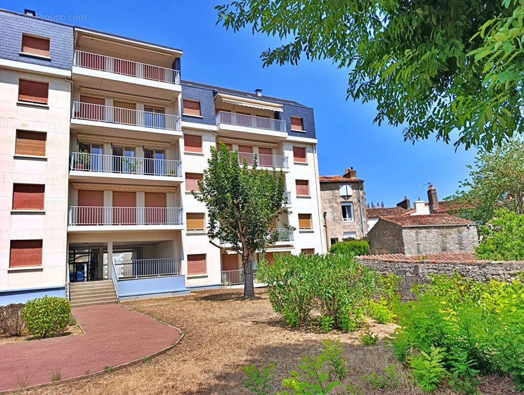 Centre-ville de Poitiers -Appartement traversant de 103 m² avec terrasse, ascenseur, cave et parking - photo 4