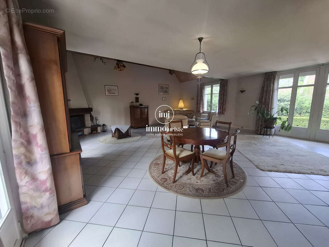 Maison 175 m² à Le Mesnil-Le-Roi  - photo 7