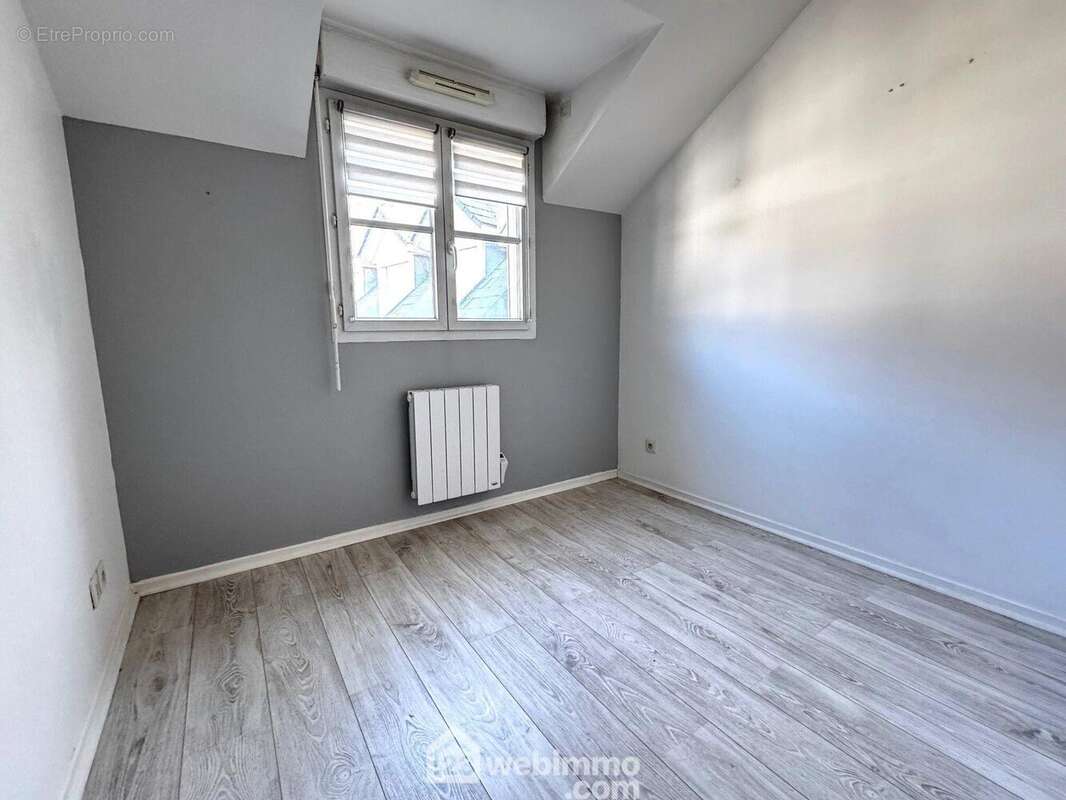 Allons à l'espace nuit avec la première chambre avec placard... - Appartement à BONDOUFLE