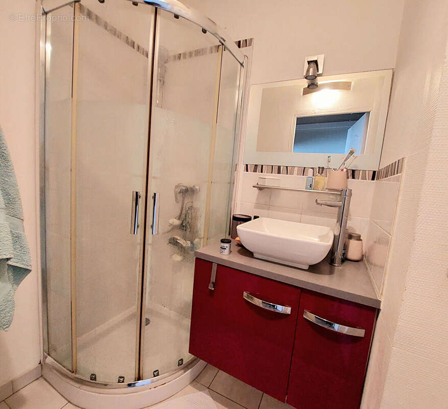 Maison individuelle divisée en 2 appartements rapport locatif secteur Pelloutier - photo 16