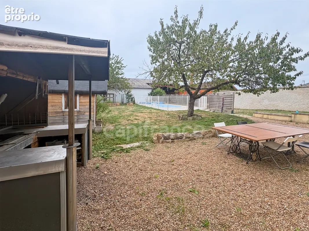 Maison familiale de 143m2, piscine, hangar de 300m2 et terrain clos de 1136m2 - photo 14
