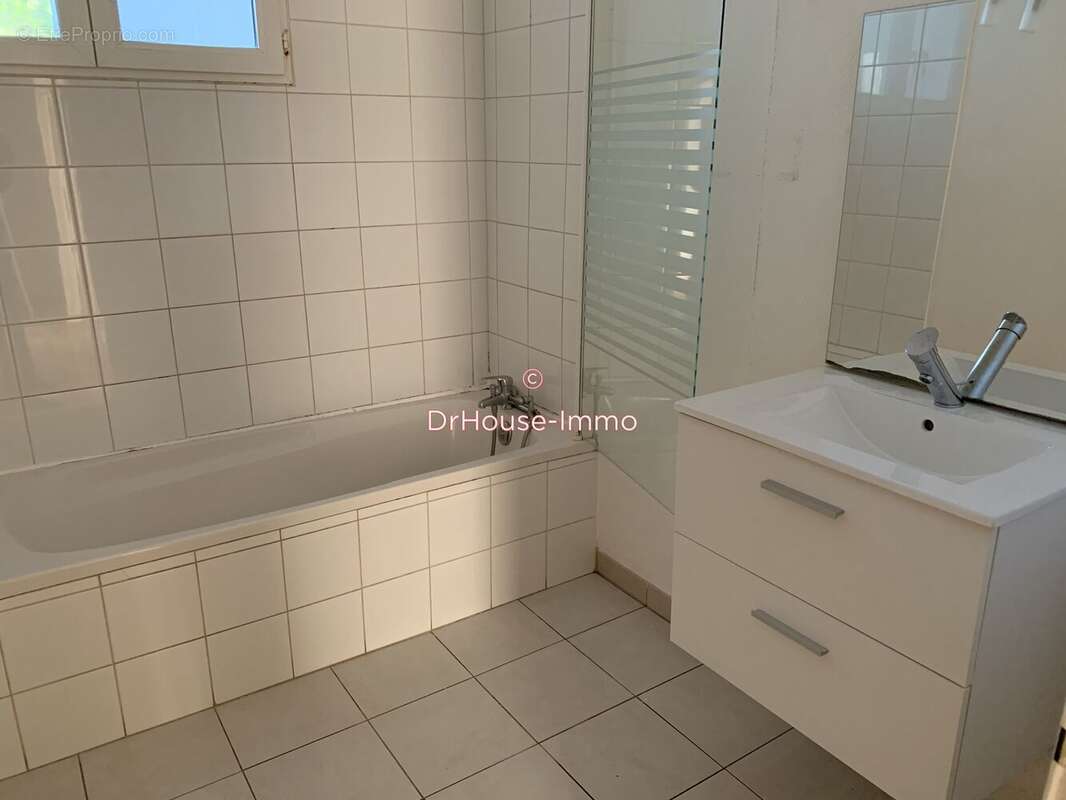 Appartement à BAGNOLS-SUR-CEZE