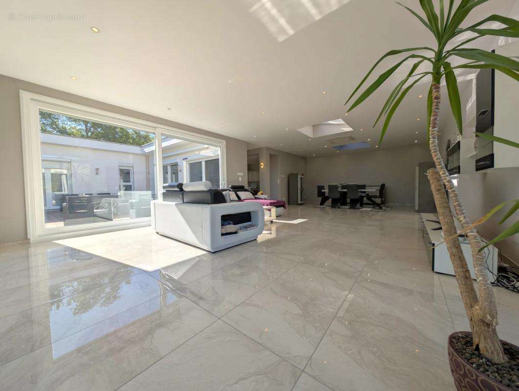 Maison à SAINT-CYR-DE-FAVIERES