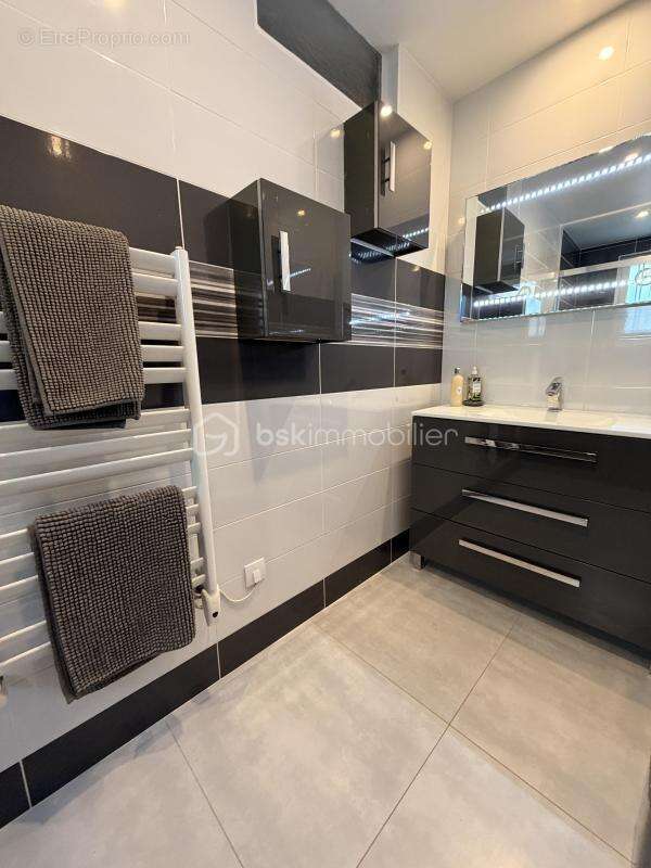 Maison à SAINT-LAURENT-D'AIGOUZE