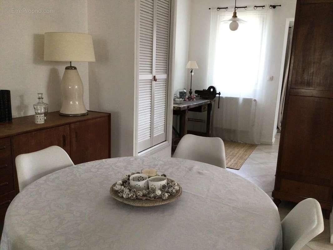 Maison à VENEUX-LES-SABLONS