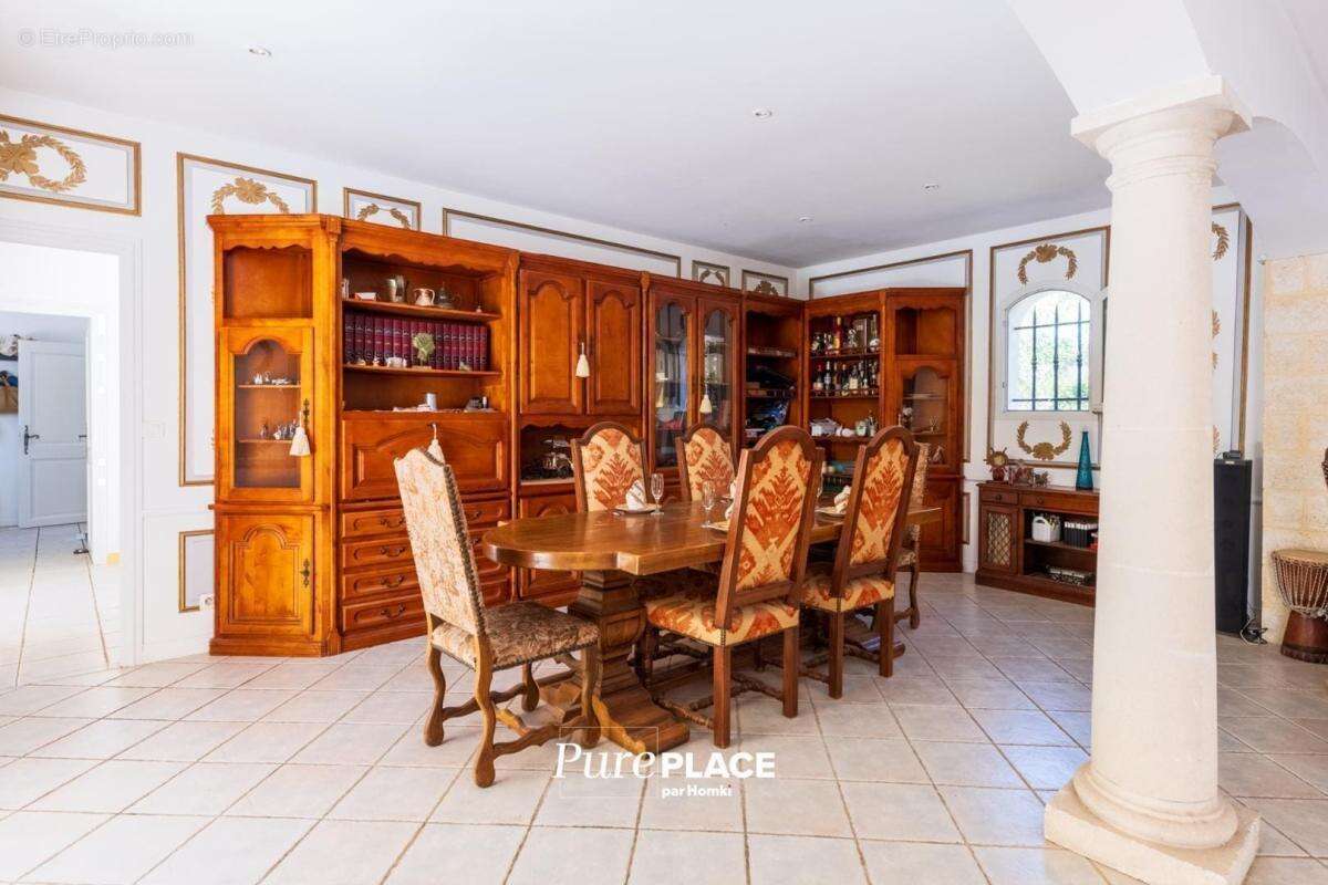 Maison à SAINT-MITRE-LES-REMPARTS