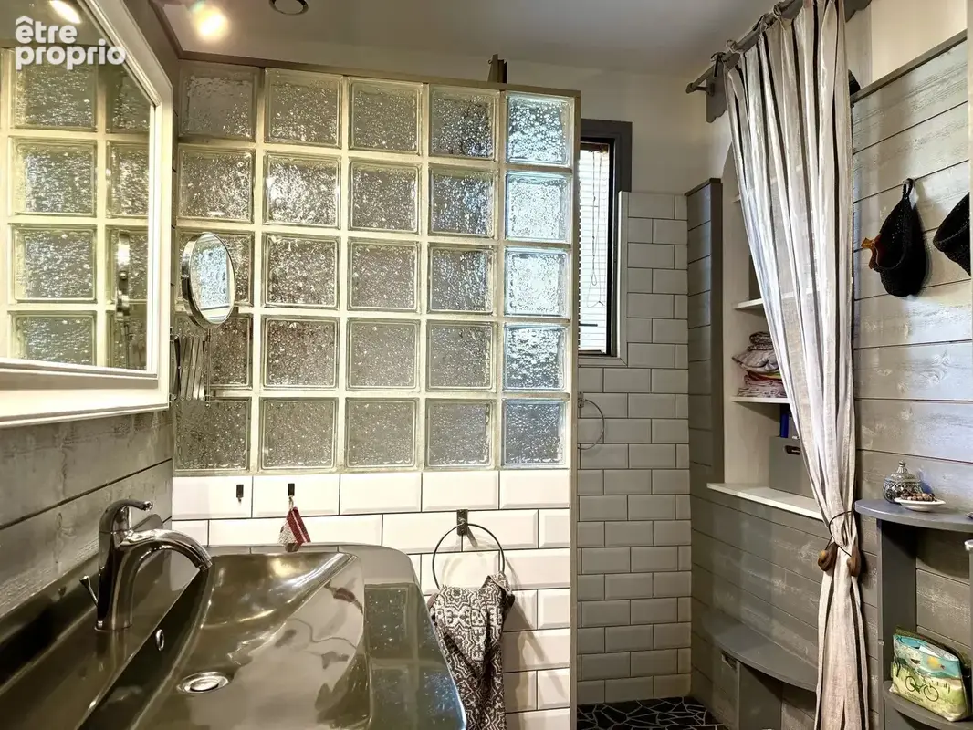 Dickjan POPPEMA d'eXp France vous propose une belle maison avec piscine, 3 chambres et un petite terrain sans vis-à-vis