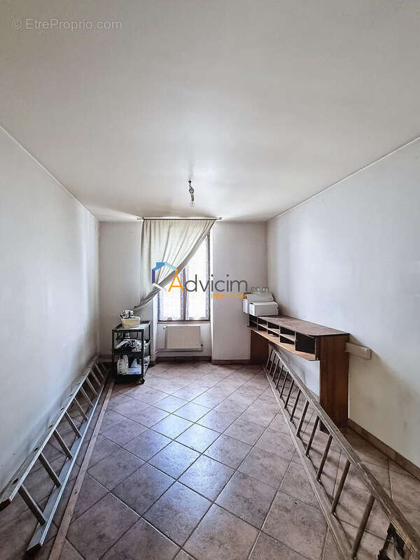 pièce 1er étage - Maison à BRIENON-SUR-ARMANCON