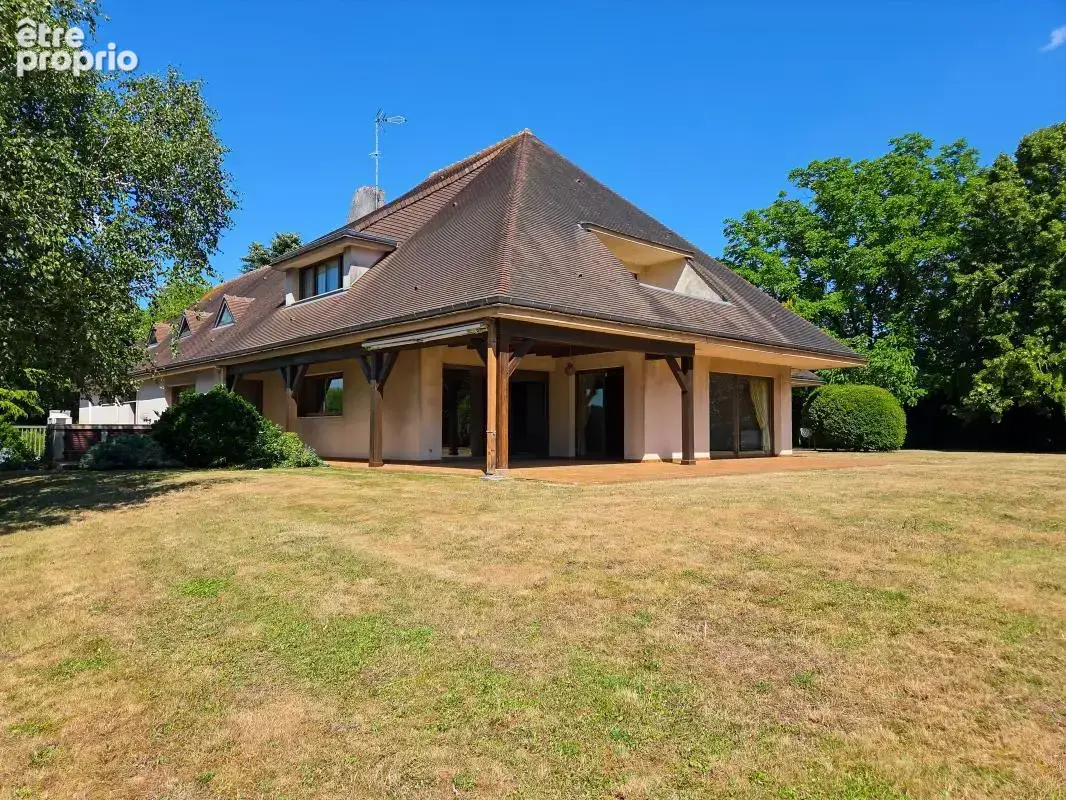 Un cadre de vie privilégié Édifiée sur un terrain de plus de 6 780 m², entièrement clos et paysager, cette propriété vous garan - photo 18