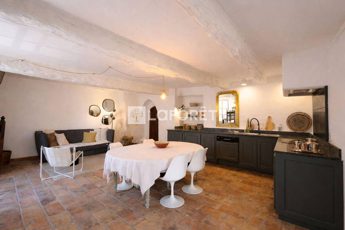 Maison à CHATEAUNEUF-GRASSE