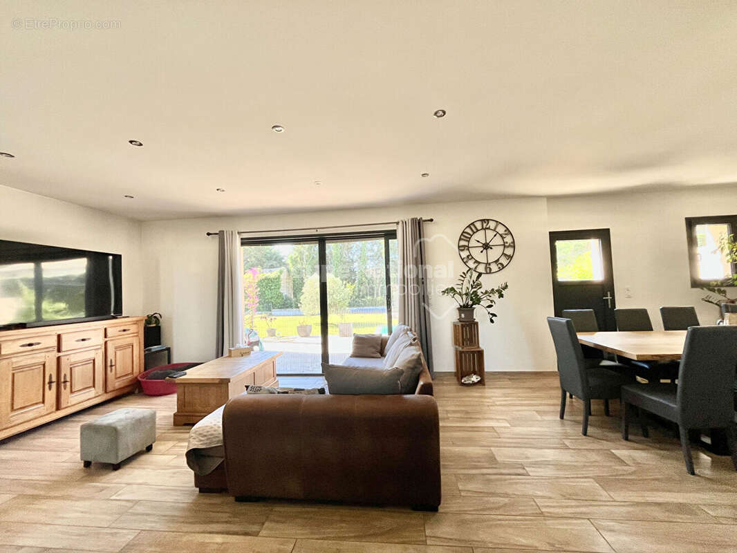 Villa récente de Plain-pied avec piscine - DPE A - photo 2