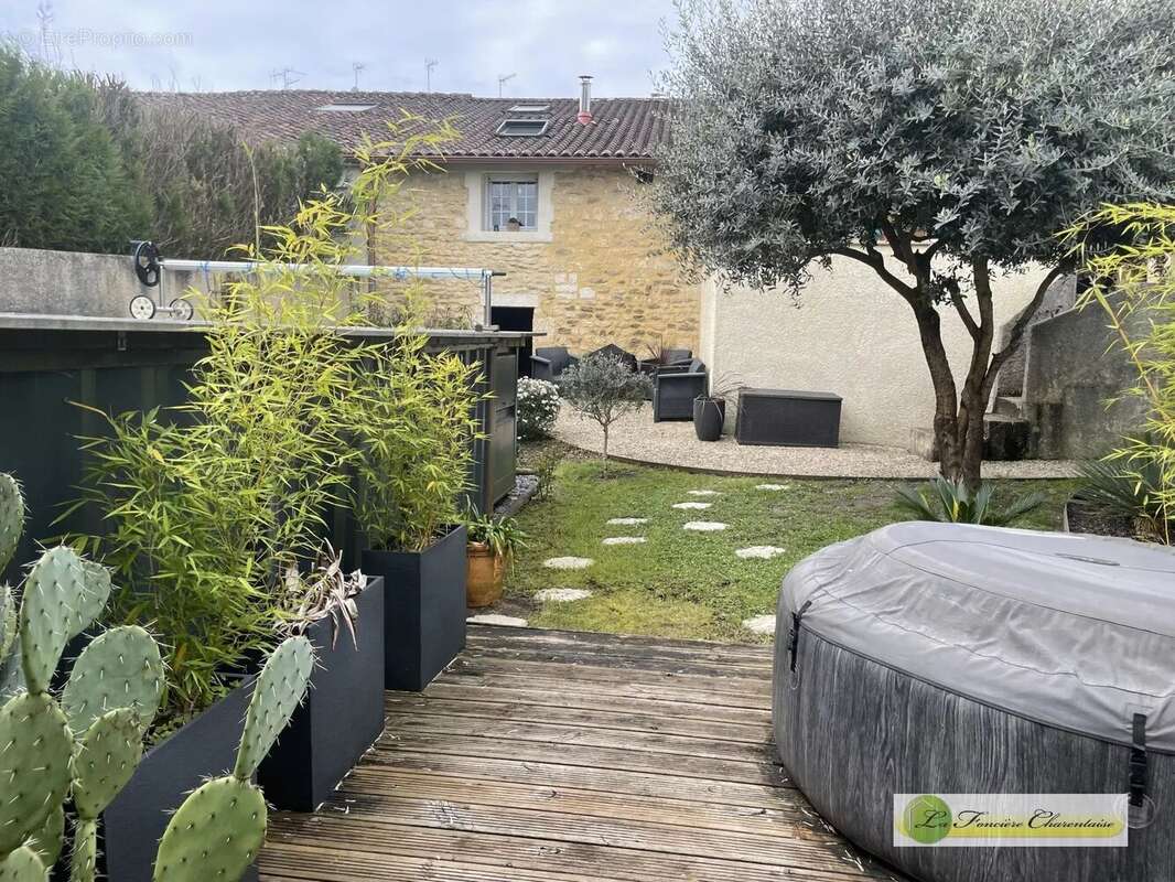 Maison à MAGNAC-SUR-TOUVRE