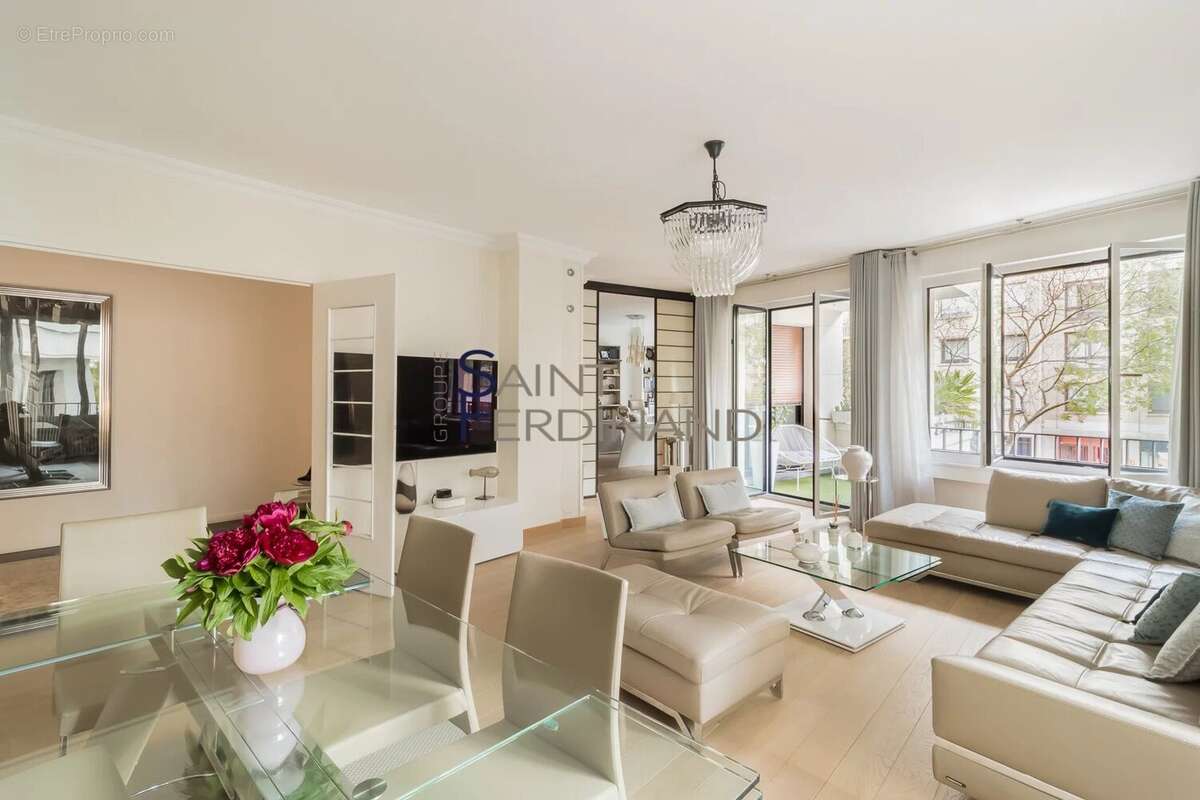 Appartement à PARIS-16E