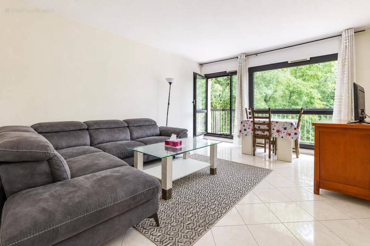 Appartement à LES CLAYES-SOUS-BOIS