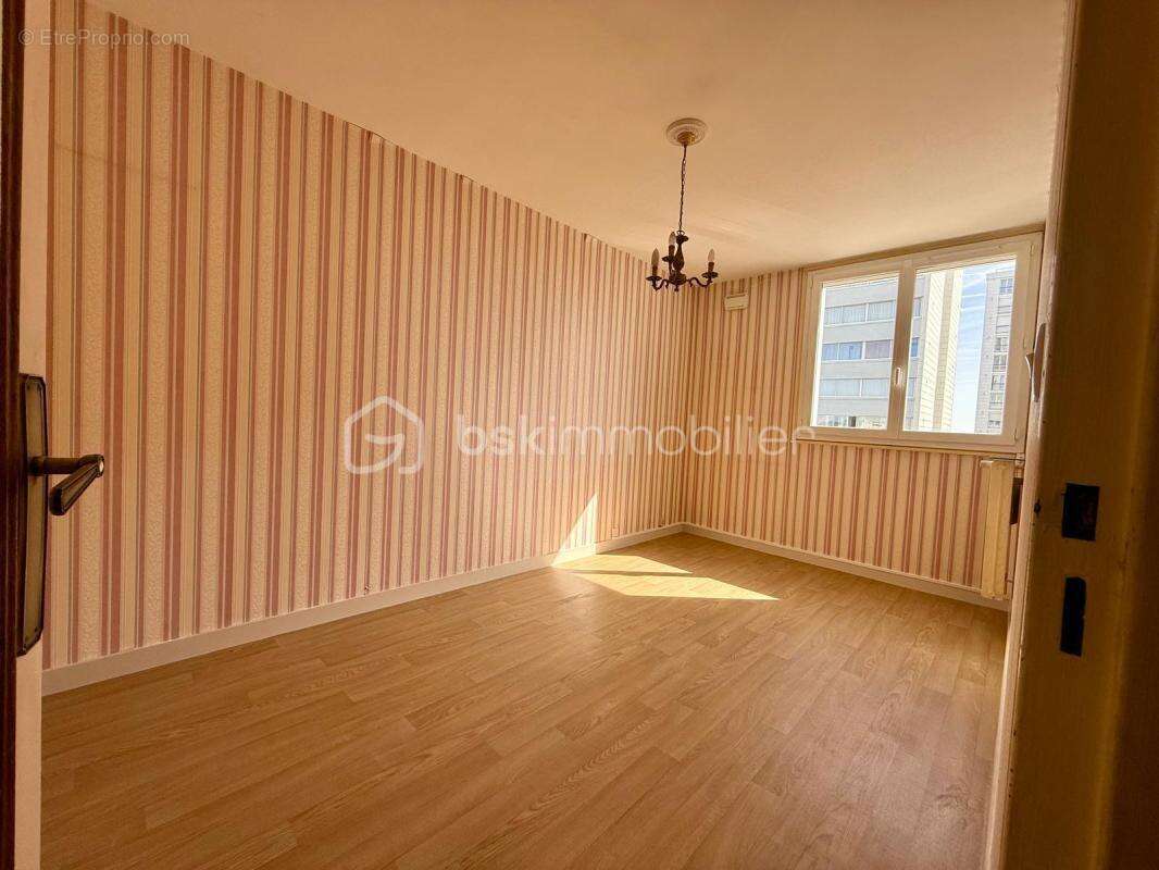 Nouveau prix pour cet appartement, Séjour lumineux, trois chambres, 6ème étage dans résidence privée, sécurisée - photo 4