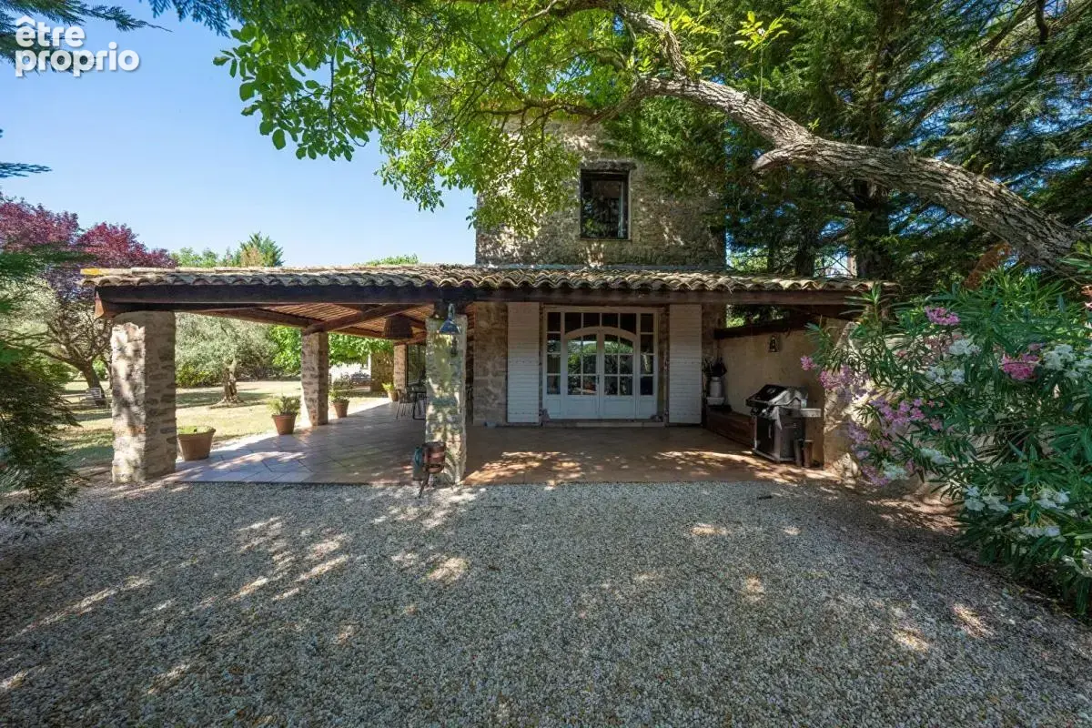Propriété provençale rénovée avec dépendances 300 m² habitables sur 1,7 hectare - photo 2