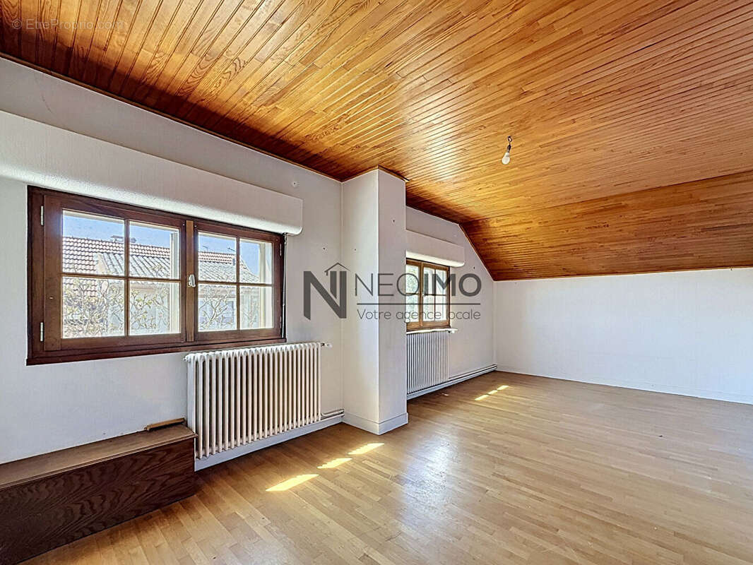Maison à NEUFCHATEAU
