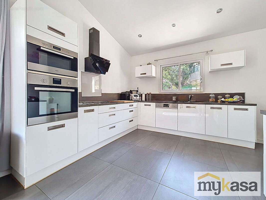 Maison à SAINT-MITRE-LES-REMPARTS