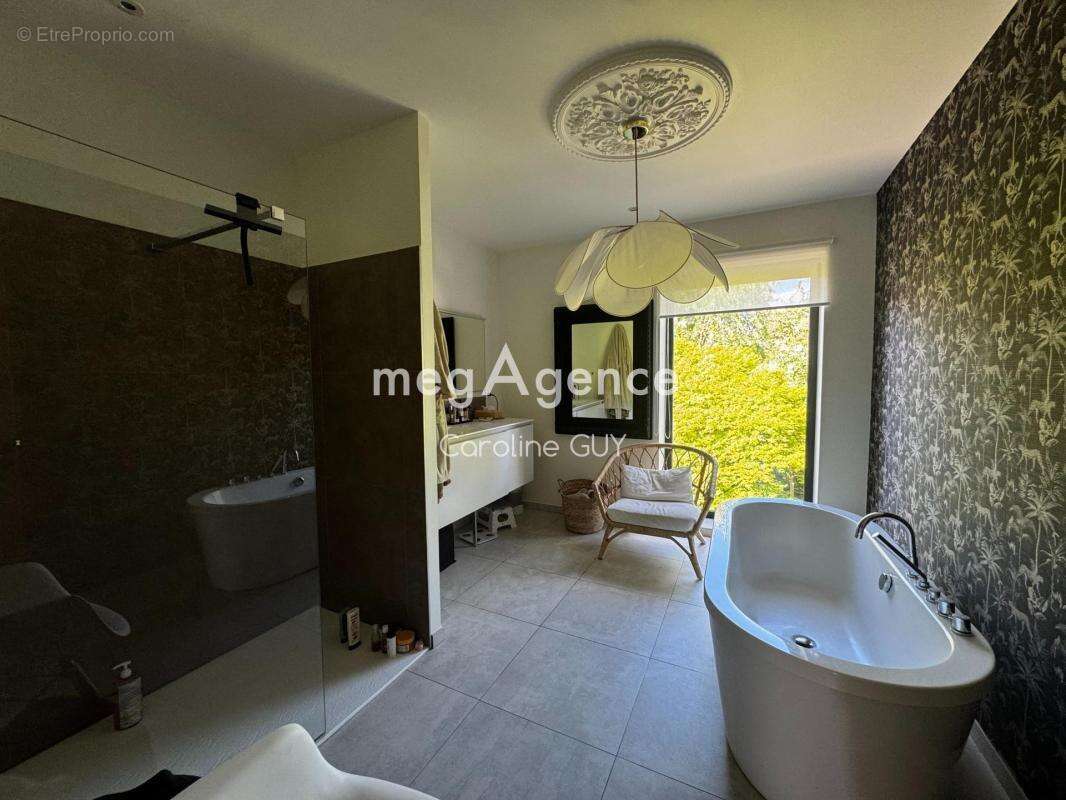 Très belle maison de ville, de 166m2, 5 chambres, jardin et dépendance - photo 7